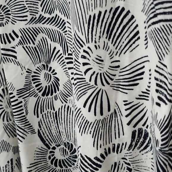 Old Navy woman's floral dress, Nwt, Size XSMALL - Picture 2 of 5